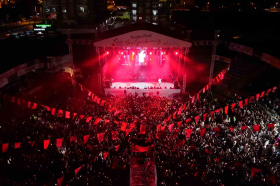 Kumluca’da festival coşkusu Poizi konseriyle devam etti