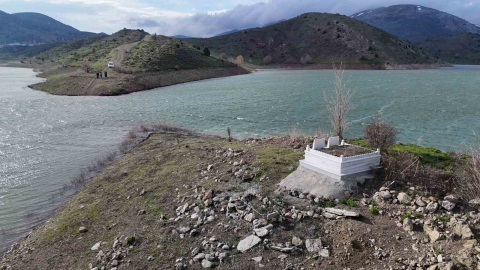 Köylünün suyla imtihanı, mezarlar bir görülüyor bir kayboluyor