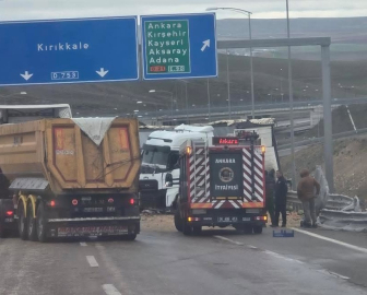 Konya’da meyve ve sebze yüklü tır bariyerlere çarptı: 1 yaralı