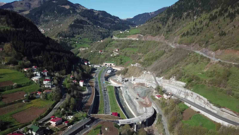 Bakan Uraloğlu: "Karadeniz’in sembolü Zigana Tüneli’mizi 3 yılda 5 milyon 277 bin 434 araç kullandı"