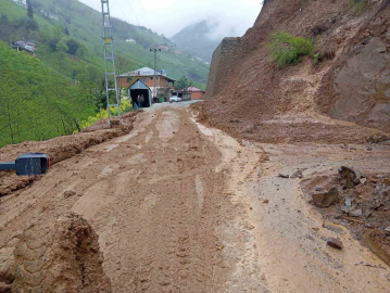 Büyükşehir, heyelanın kapattığı yolları yeniden ulaşıma açtı