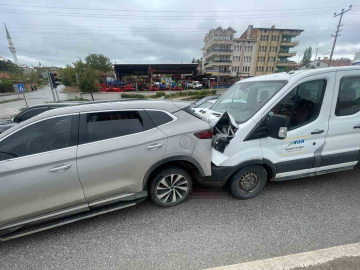 Çorum’da 3 araç çarpıştı: 2 yaralı
