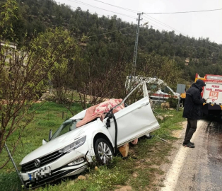 Mersin’de otomobil ile tır çarpıştı: 1 ölü, 2 yaralı