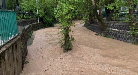 Gaziantep’te fırtınada çatılar uçtu, dereler taştı