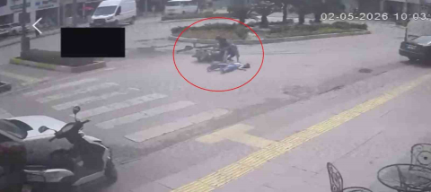 Yaya geçidini kullanan bisiklete motosiklet çarptı: 2’si çocuk 3 yaralı