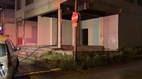 Kocaeli’de tahliye edilen binada yakılan ateş mahalleyi ayağa kaldırdı