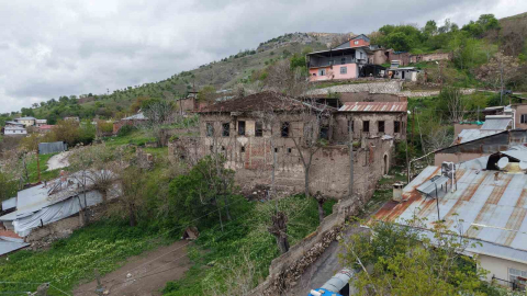 Elazığ’ın 5 asırlık mirası Nihat Bey Konağı bahar renklerine büründü