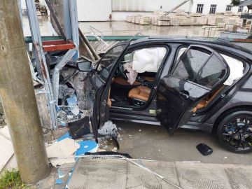 Burdur’da otomobil yoldan çıktı: 2 yaralı
