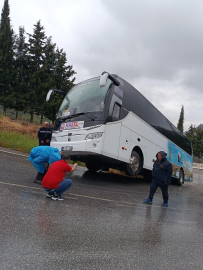 Selçuk’ta rampayı çıkamayan tur otobüsü şarampole kaydı