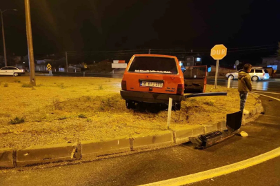 Isparta’da iki otomobil kavşakta çarpıştı
