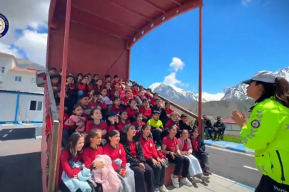 Hakkari polisinden öğrencilere uygulamalı trafik eğitimi
