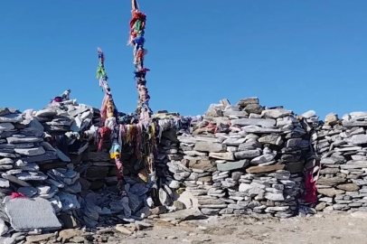 Sarıkız Türbesi’ne bayrak asmak için Kaz Dağları’na tırmandılar
