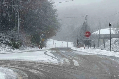 Bolu Dağı’nda mayıs ayında kar yağışı: Yollar beyaza büründü
