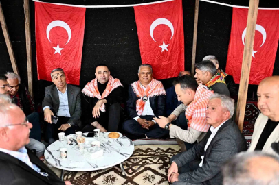 Başkan Uysal, yörüklerle bir araya geldi tuluk başına geçip keşkek dövdü

