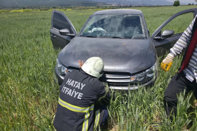 Hassa’da tarlaya uçan otomobilin sürücüsü yaralandı
