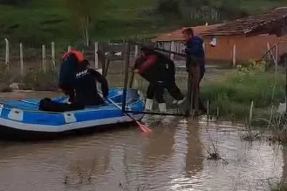 Tokat’ta evlerinde mahsur kalan vatandaşlar AFAD botları ile kurtarıldı
