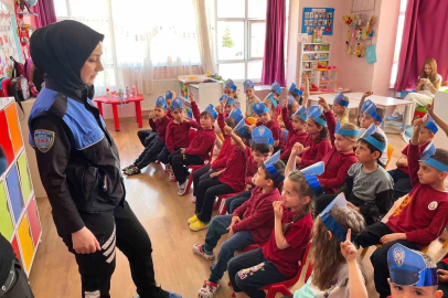 Polislerden miniklere eğitim
