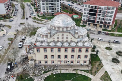 Yıldırımın minaresini yıktığı cami havadan görüntülendi
