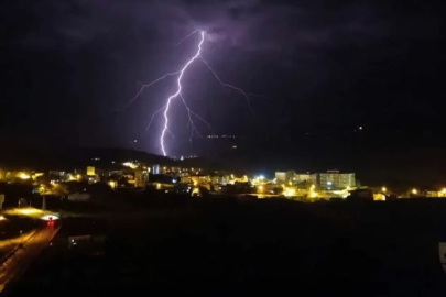 Yıldırım elektrik ve internet hatlarına zarar verdi
