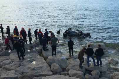 Van Gölü’ne uçan otomobildeki 1 kişi yaralandı
