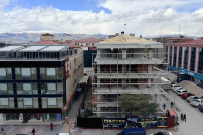 Erzincan’da çatıda tehlikeli çalışma kameraya yansıdı

