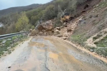 Kuvvetli yağış hayatı felç etti, birçok köyün yolu kapandı
