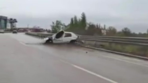 Araçları yavaşlatmak isterken feci kazayı saniye saniye görüntüledi