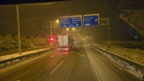 Afyonkarahisar’da karla mücadele sürüyor