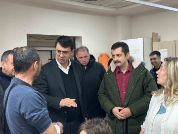 Uşak Valisi Kartal, zincirleme trafik kazasında yaralananları hastanede ziyaret etti