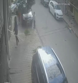 Arnavutköy’de dehşet anları: Çocuklara saldırdı, bina sakinlerine bıçak çekti