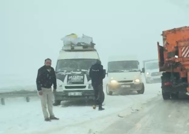 Palandöken Geçidi baharda da geçit vermedi, sürücülerin imdadına ekipler yetişti