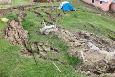 Ağrı’da heyelan evlerin çevresinde yarıklar oluşturdu
