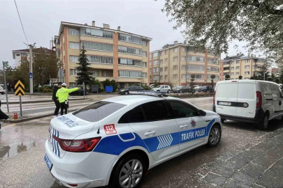 Ehliyeti iptal edilen sürücü yaşlı kadına çarptı
