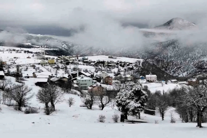 Sivas’ın baharı kışı aratmadı, yüksek kesimlerde kar etkili oldu
