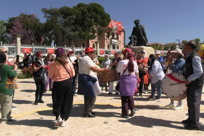 Binlerce turist Edirne’ye akın etti, Selimiye Meydanı doldu taştı: Esnaf bayram etti

