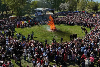 Binlerce turist Sarayiçi’ne akın etti, dev Kakava ateşi yakıldı
