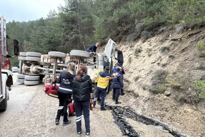 Bolu’da virajı alamayan hafriyat kamyonu devrildi: 1 ölü
