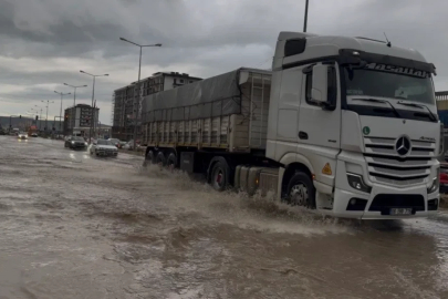 Ergani’yi sağanak vurdu, yollar göle döndü
