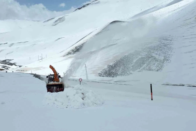 Van-Bahçesaray yolu açılıyor
