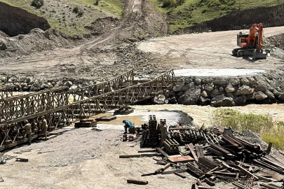 Hakkari-Van yolunda panel köprü çalışması sürüyor
