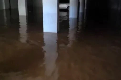 Süper hücre fırtınasının vurduğu Gaziantep’te bina otoparkları çamurla doldu
