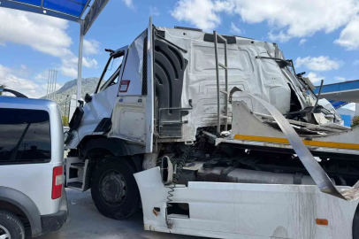 Burdur’da tır, kamyona çarptı: 1 yaralı
