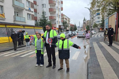 Başkan Ekinci, gönüllü öğrencilerle trafik kurallarına dikkat çekti
