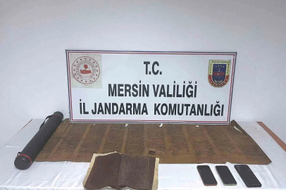 Mersin’de tarihi eser operasyonu: Tevrat ve el yazması eser ele geçirildi

