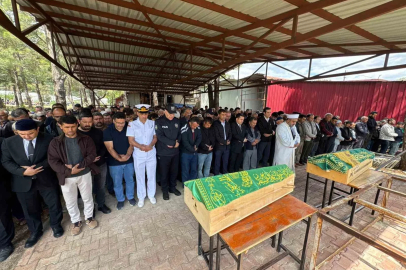 Mersin’de ölen 2 kardeşin cenazesi gözyaşları arasında defnedildi
