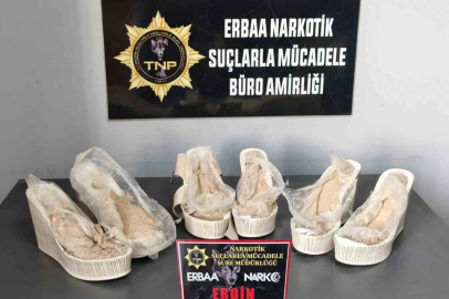 Yüksek ökçelerinden eroin çıktı

