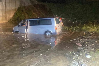 Suya gömülen araçta anne ve oğlu mahsur kaldı, ekipler seferber oldu
