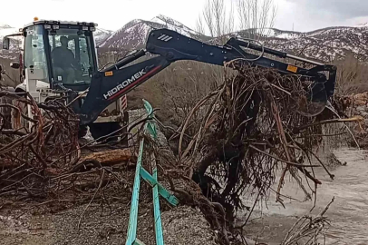 Sel köprüleri tıkadı, ekipler sahada

