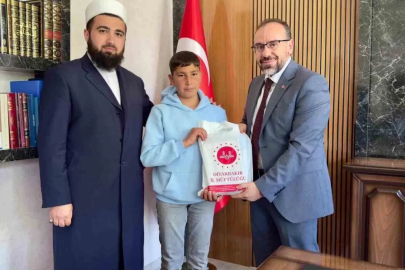 Cami inşaatına kumbarasını bağışlayan genç ödüllendirildi
