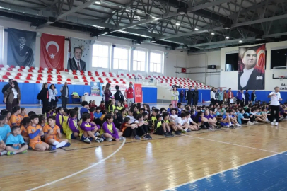 Edremit’te 8 bin öğrenci geleneksel oyunlar için sahaya indi
